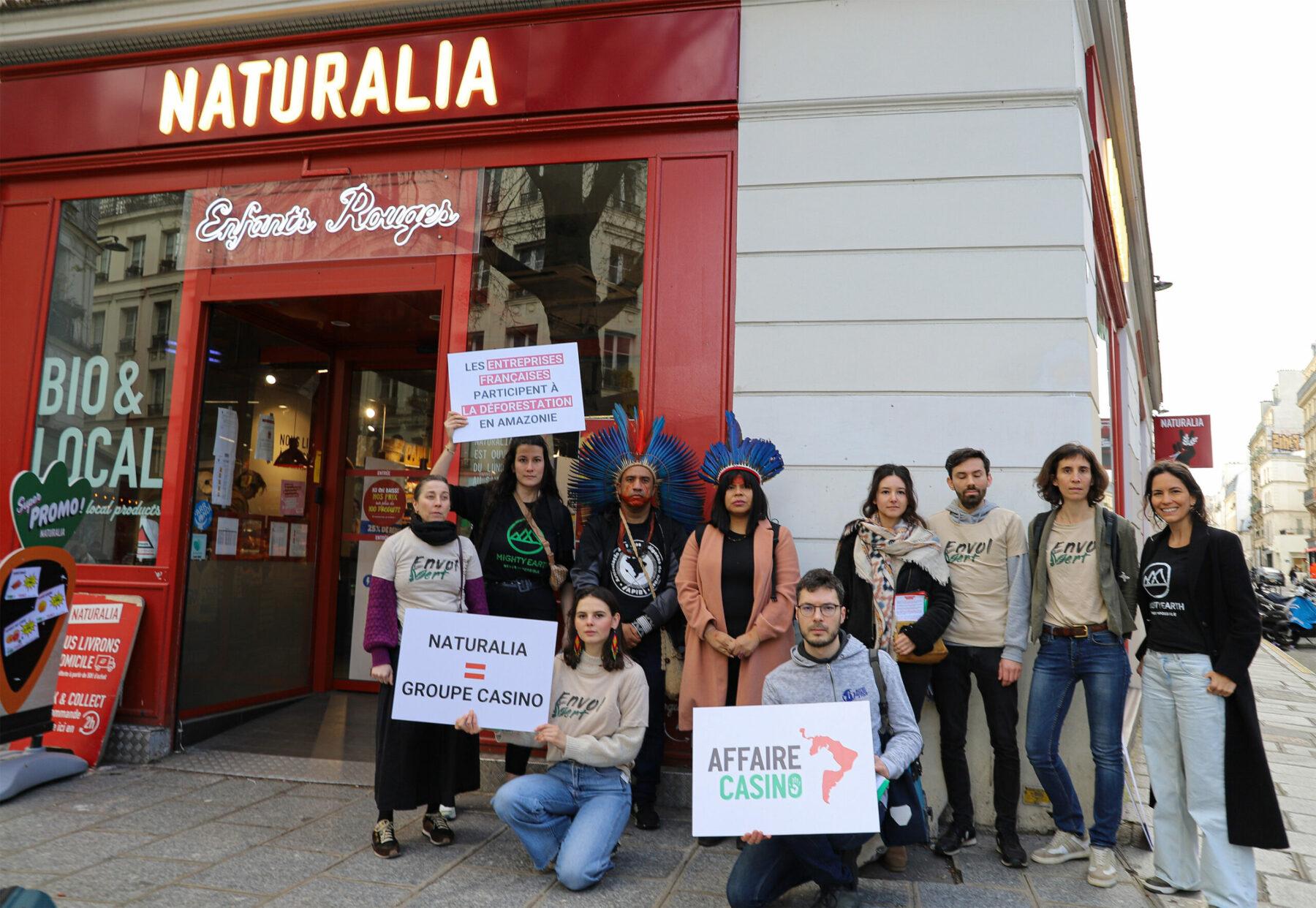 Mobilisation devant une enseigne Naturalia à Paris pour dénoncer les pratiques liées à la déforestation du groupe Casino en Amérique du Sud